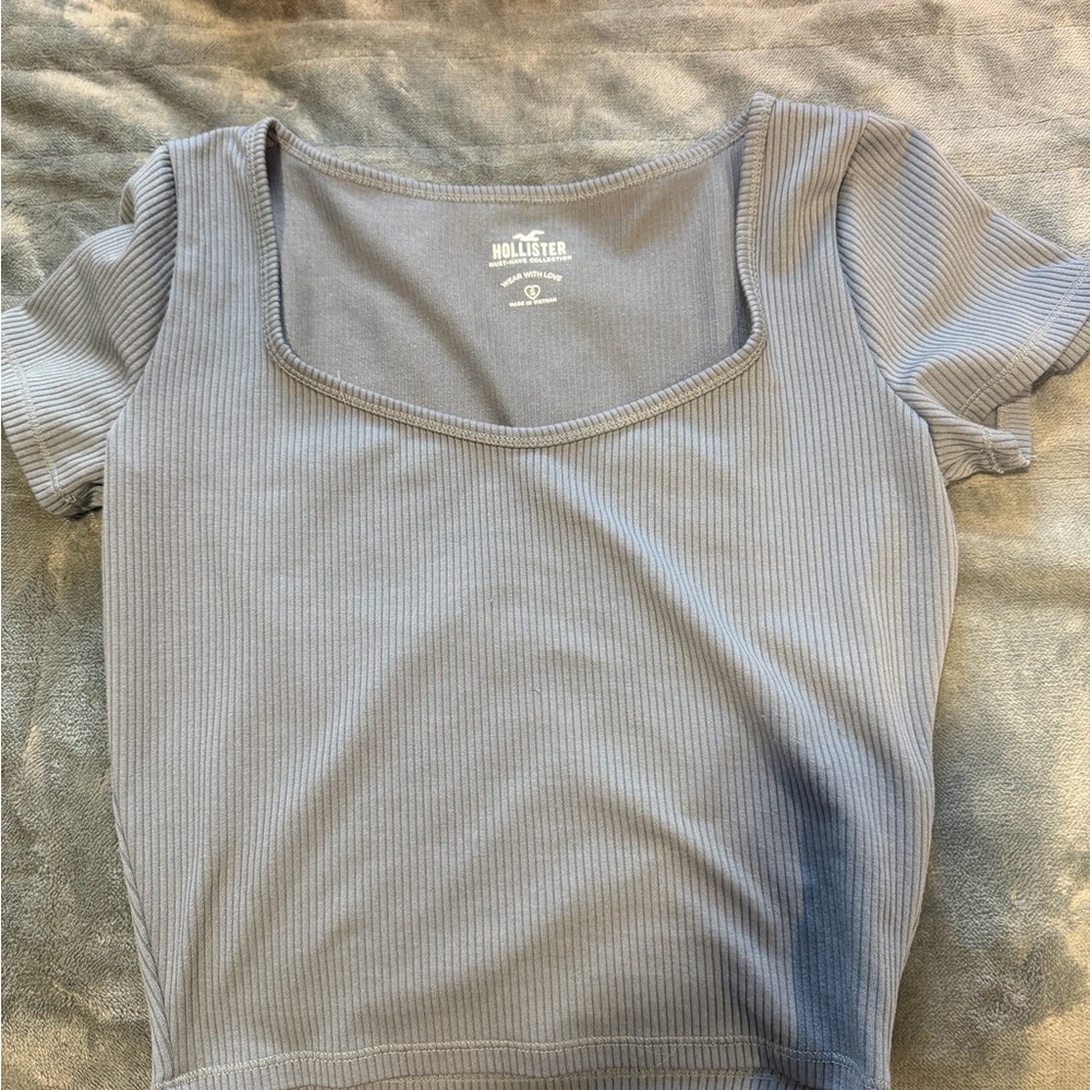 Hollister Women's Short Sleeve Ribbed Tee in Gray